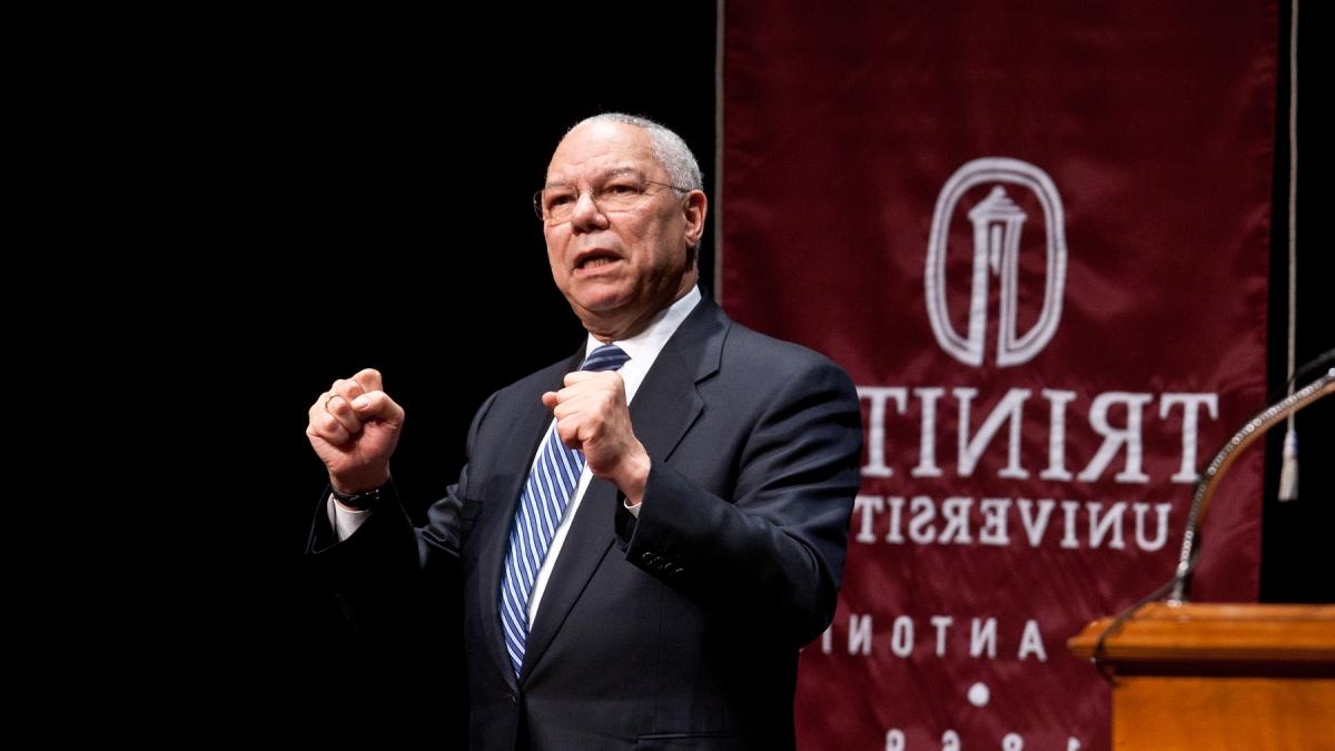 科林·鲍威尔 speaks in Laurie Auditorium